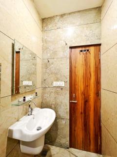 HOTEL KAILASH REGENCY - Luxury Rooms Near Railway Station and Bus Terminal Ludhiana - Ludhiana - 8