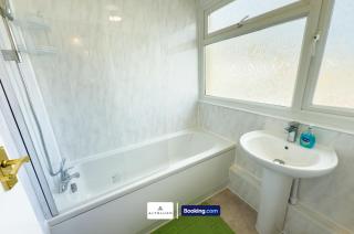 Orion's Place 3 Bedroom House By AltoLuxoExperience Short Lets & Serviced Accommodation With Free Parking - 3