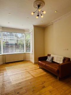 Bright 3BR House in Wimbledon - New Malden - 6