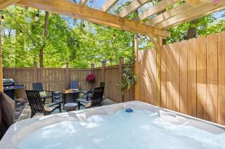 Hot Tub! Close to Cornell, Ithaca College, Commons! - 0