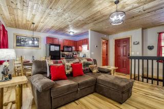 Alluring Embrace, Cozy Cabin Retreat in the Smokies - 1