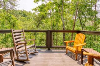 Alluring Embrace, Cozy Cabin Retreat in the Smokies - 1