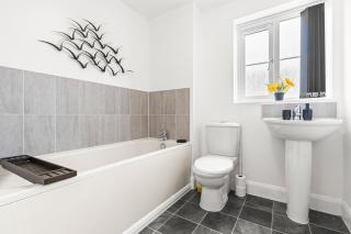 Spacious 3-Bed Home, Parking, Garden, Sleeps 7 - 6