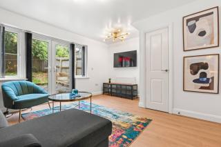 Spacious 3-Bed Home, Parking, Garden, Sleeps 7 - Brettell Lane - 4