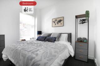 Two Bedroom House By Littlepiggyrentals Short Lets & Serviced Accommodation Chesterfield Central With Free Parking - Chesterfield - 2