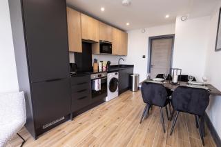 New Stylish Top-Floor Flat with Balcony and Parking - 20 Min Link to Kings Cross - 4