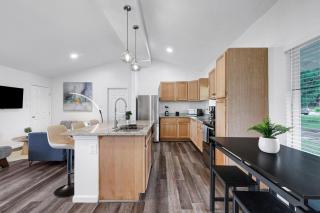 Modern House, Experienced Host, Central Location - San Antonio - 6
