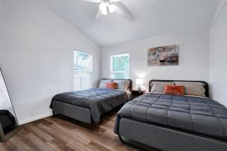 Modern House, Experienced Host, Central Location - San Antonio - 1