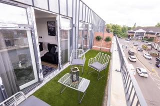New Stylish Top-Floor Flat with Balcony and Parking - 20 Min Link to Kings Cross - 9