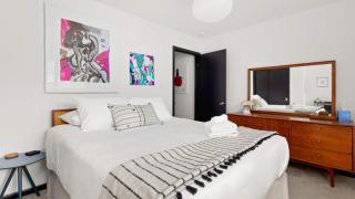 Upstay Contemporary 3BR Family Home with Garden and Indoor Fireplace - Austin - 9