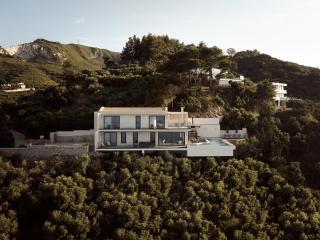 Bardo Villa, Endless Blue with Heated Pool, By ThinkVilla - Argasi - 8