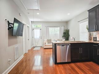 Fast Wi-Fi - Minutes from Franklin St - In Unit Washer and Dryer - Chapel Hill - 3