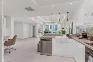 New Stunning Dubai Marina 1BR apartment in the Iconic Waves Tower! - 2