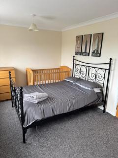 Spacious, Sleeps 14, 3 bathrooms, Central, Parking, Grimsby - Grimsby - 2