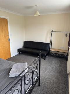 Spacious, Sleeps 14, 3 bathrooms, Central, Parking, Grimsby - Grimsby - 4