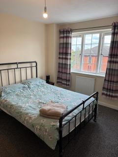 Spacious, Sleeps 14, 3 bathrooms, Central, Parking, Grimsby - Grimsby - 8