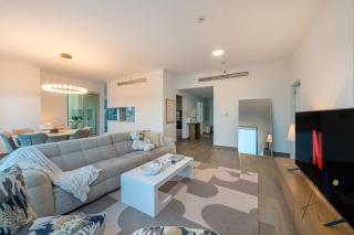 Top-floor Luxury 2br With Stunning Marina View - Dubai - 3