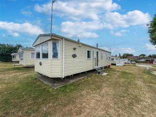 Lovely 8 Berth Caravan At Breydon Water Park, Nearby Norfolk Broads Ref 10111B - Belton - 5