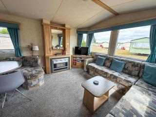 Lovely 8 Berth Caravan At Breydon Water Park, Nearby Norfolk Broads Ref 10111B - Belton - 2