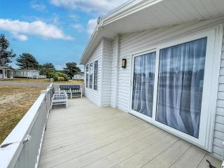 Beautiful Lodge With Decking In Norfolk, At Breydon Water Park Ref 10045B - Belton - 1
