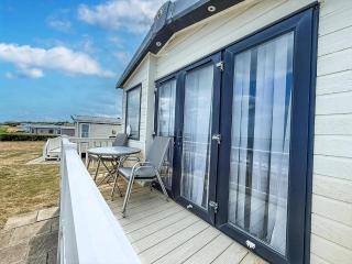 Luxury Caravan Boasting Full Sea Views At Hopton Holiday Park Ref 80041S - Great Yarmouth - 2