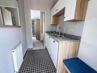 Stunning 4 Berth Lodge With Decking At Breydon Water In Norfolk Ref 10094B - Belton - 1