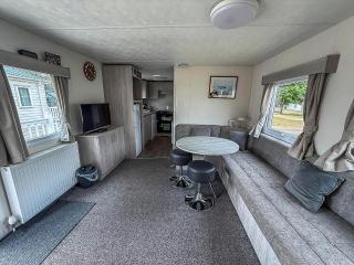 Gorgeous Caravan With Decking In Breydon Water Holiday Park, Ref 10081B - 1