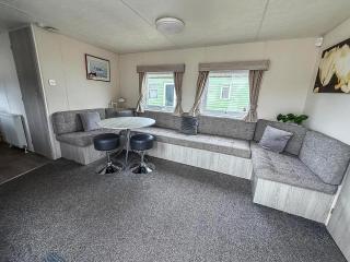 Gorgeous Caravan With Decking In Breydon Water Holiday Park, Ref 10081B - 1