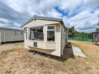Superb 8 Berth Caravan At Caldecott Hall Country Park, Norfolk Ref 91055C - Great Yarmouth - 0