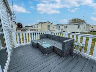 Superb 10 Berth Caravan With Decking At Seawick Holiday Park, Essex Ref 27918Sw - 4