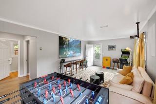 Newly Built 4BD | Cozy Stay w/ Movie & Games - Charlotte - 8