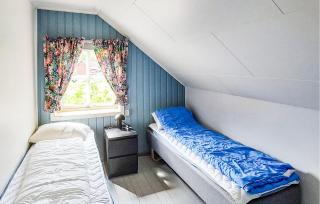 Beautiful Home In Vallavik With Kitchen - 1