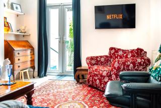 City Centre Retreat near Stadium with Free Parking - Sleeps 3 - Cardiff - 1