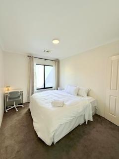 East Perth King Desk Free Parking - Perth - 0