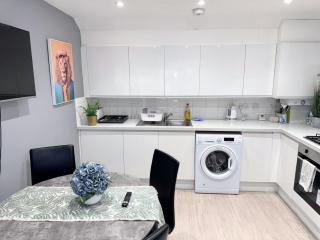 3 BD Stylish Apartment Canterbury City with Parking - 6