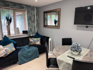 3 BD Stylish Apartment Canterbury City with Parking - Hackington - 0