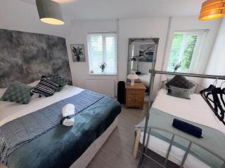 3 BD Stylish Apartment Canterbury City with Parking - Hackington - 8