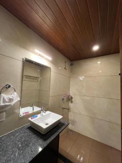 Royal Dendoor - - 3