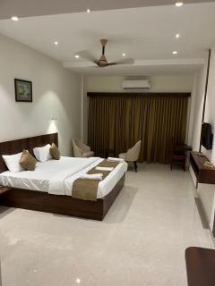 Royal Dendoor - - 1
