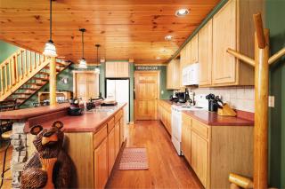 Pool table, pet friendly, hot tub, & mountain view, 3 bedrooms - Sevierville - 1