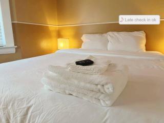 Puro Cuarto | Room 10 min Downtown, 15 to Airport - Cleveland - 0