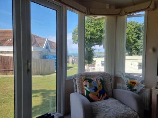 Thorness Bay - 3-Bed Cabin - Sleeps 6 - Sea view - Cowes - 2