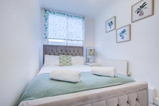 Central 4-Bedroom Gem Stylish & Walk-able to Everything - London - 8