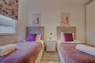 Central 4-Bedroom Gem Stylish & Walk-able to Everything - London - 4