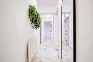 Central 4-Bedroom Gem Stylish & Walk-able to Everything - London - 3