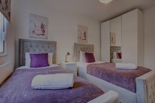 Central 4-Bedroom Gem Stylish & Walk-able to Everything - London - 9