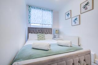 Central 4-Bedroom Gem Stylish & Walk-able to Everything - London - 6