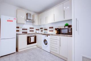 Central 4-Bedroom Gem Stylish & Walk-able to Everything - London - 7