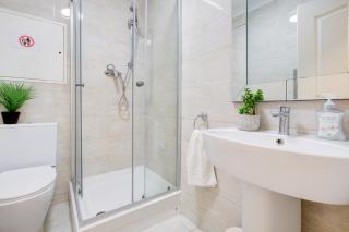 Central 4-Bedroom Gem Stylish & Walk-able to Everything - London - 2