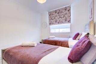 Central 4-Bedroom Gem Stylish & Walk-able to Everything - London - 1